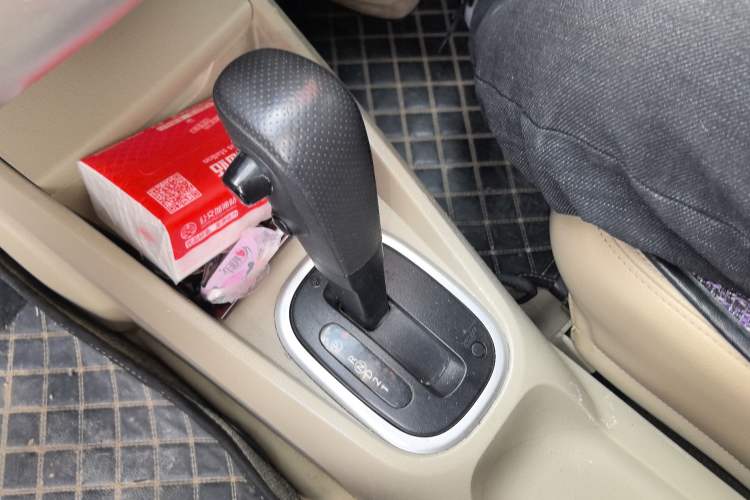 Used Venucia R50 2013 1.6L Automatic Luxury Edition Gear Lever