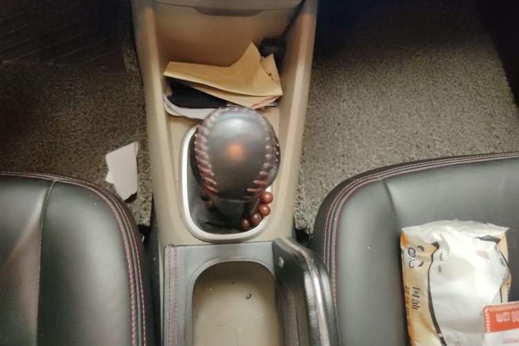 Used Venucia R50 2013 1.6L Manual Fashion Edition Gear Lever