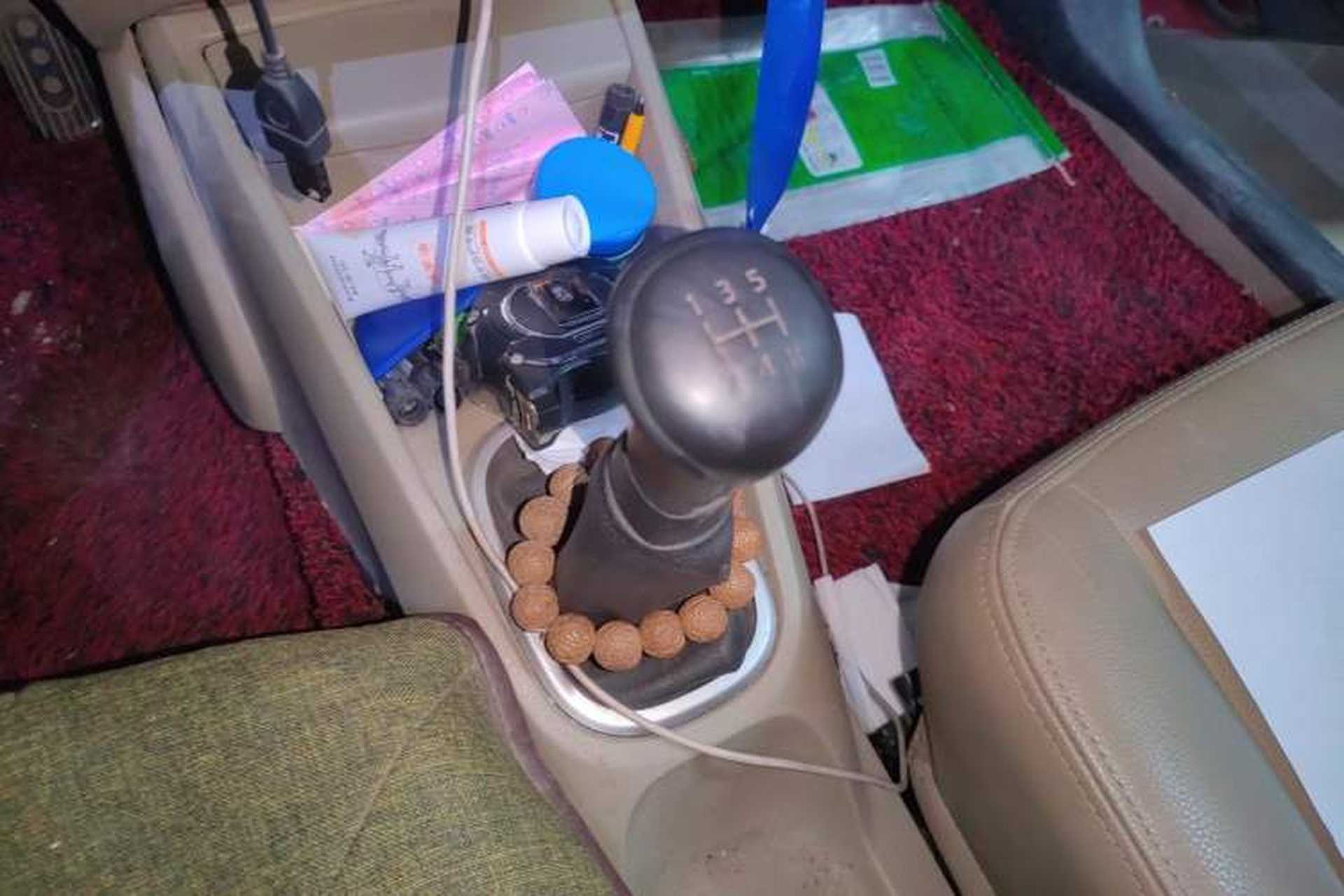 Used Venucia R50 2013 1.6L Manual Luxury Edition Gear Lever