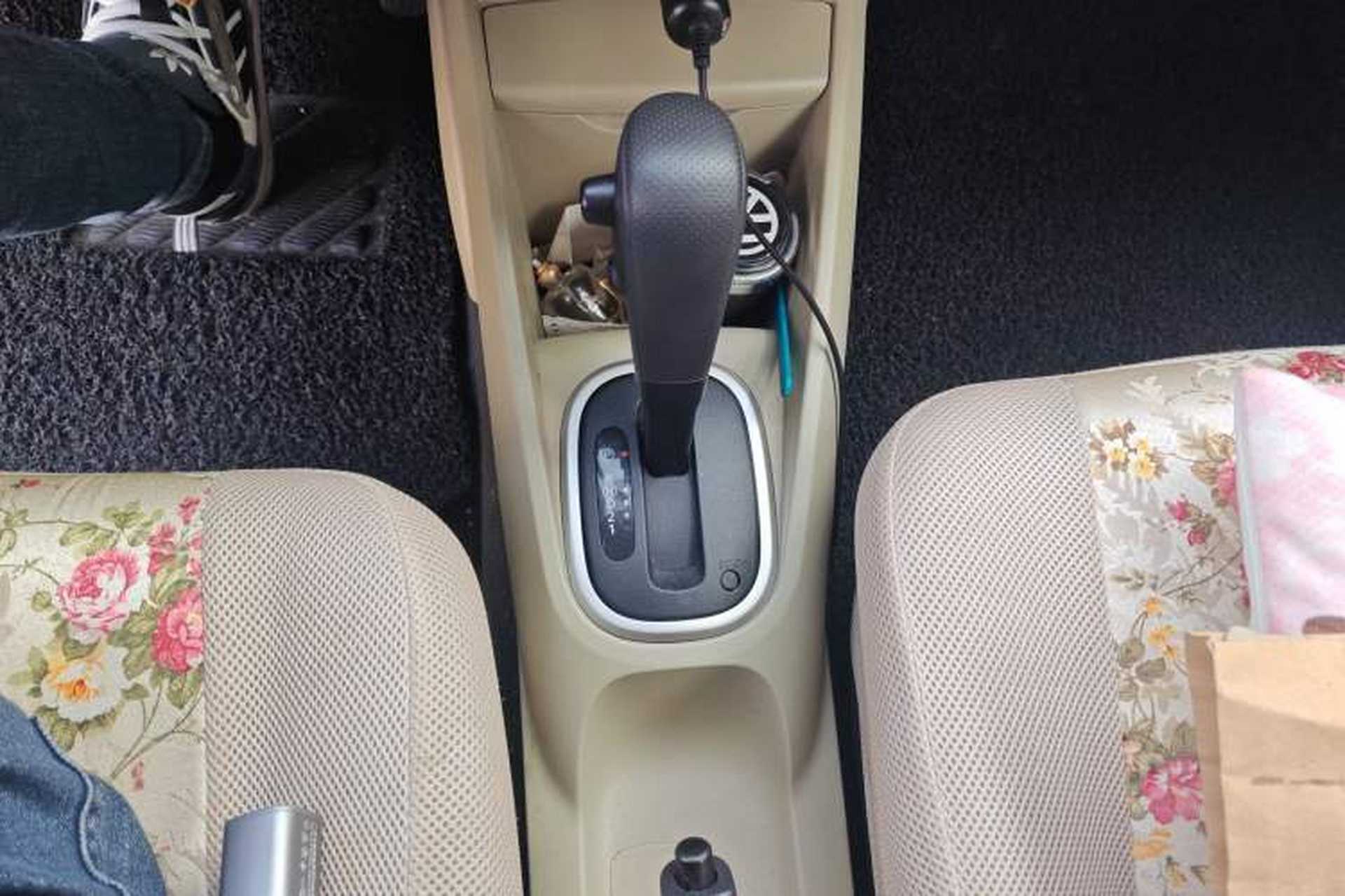 Used Venucia R50 2013 1.6L Automatic Fashion Edition Gear Lever