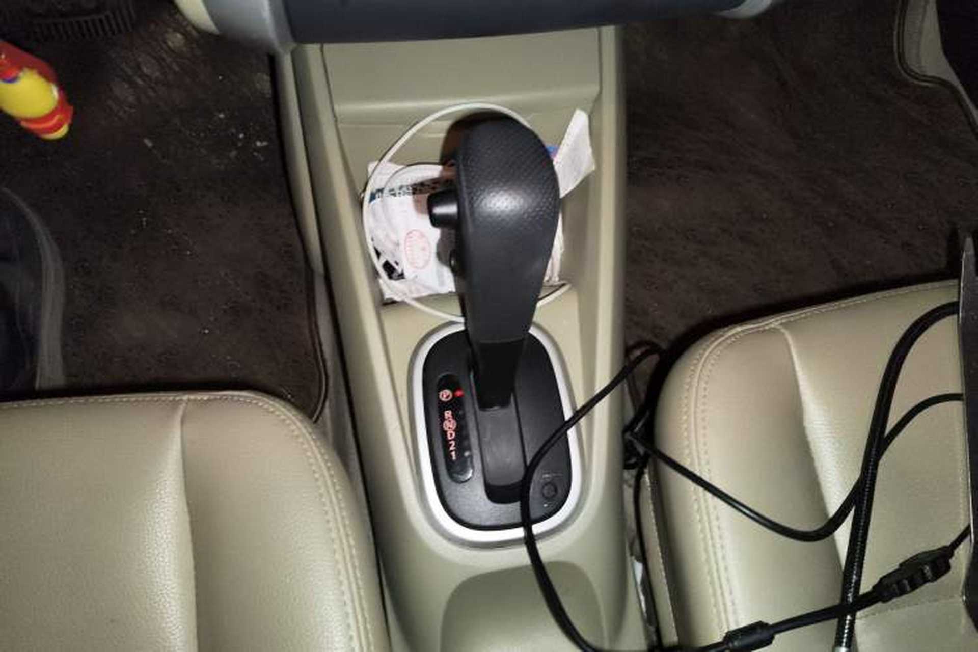 Used Venucia R50 2013 1.6L Automatic Luxury Edition Gear Lever