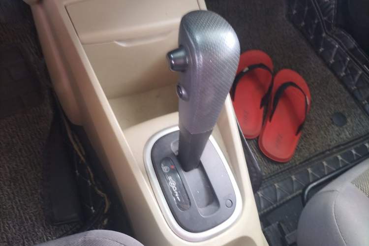 Used Venucia R50 2013 1.6L Automatic Fashion Edition Gear Lever