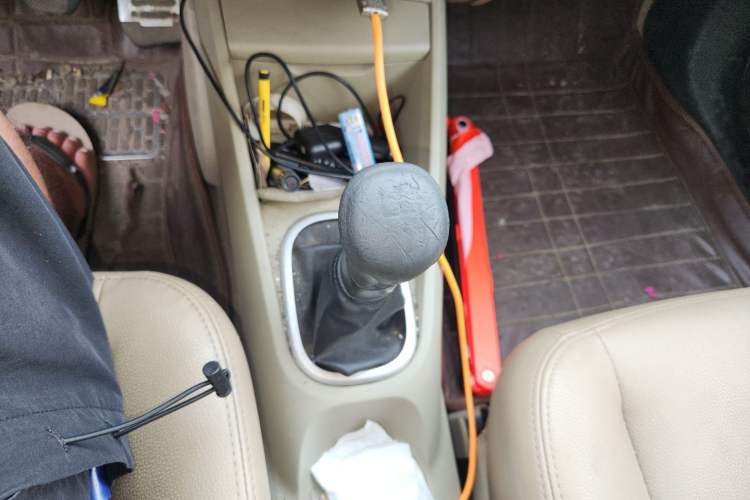 Used Venucia R50 2013 1.6L Manual Luxury Edition Gear Lever