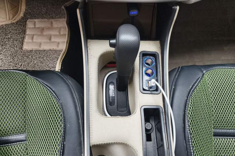 Used Venucia R50 2013 1.6L Automatic Fashion Edition Gear Lever