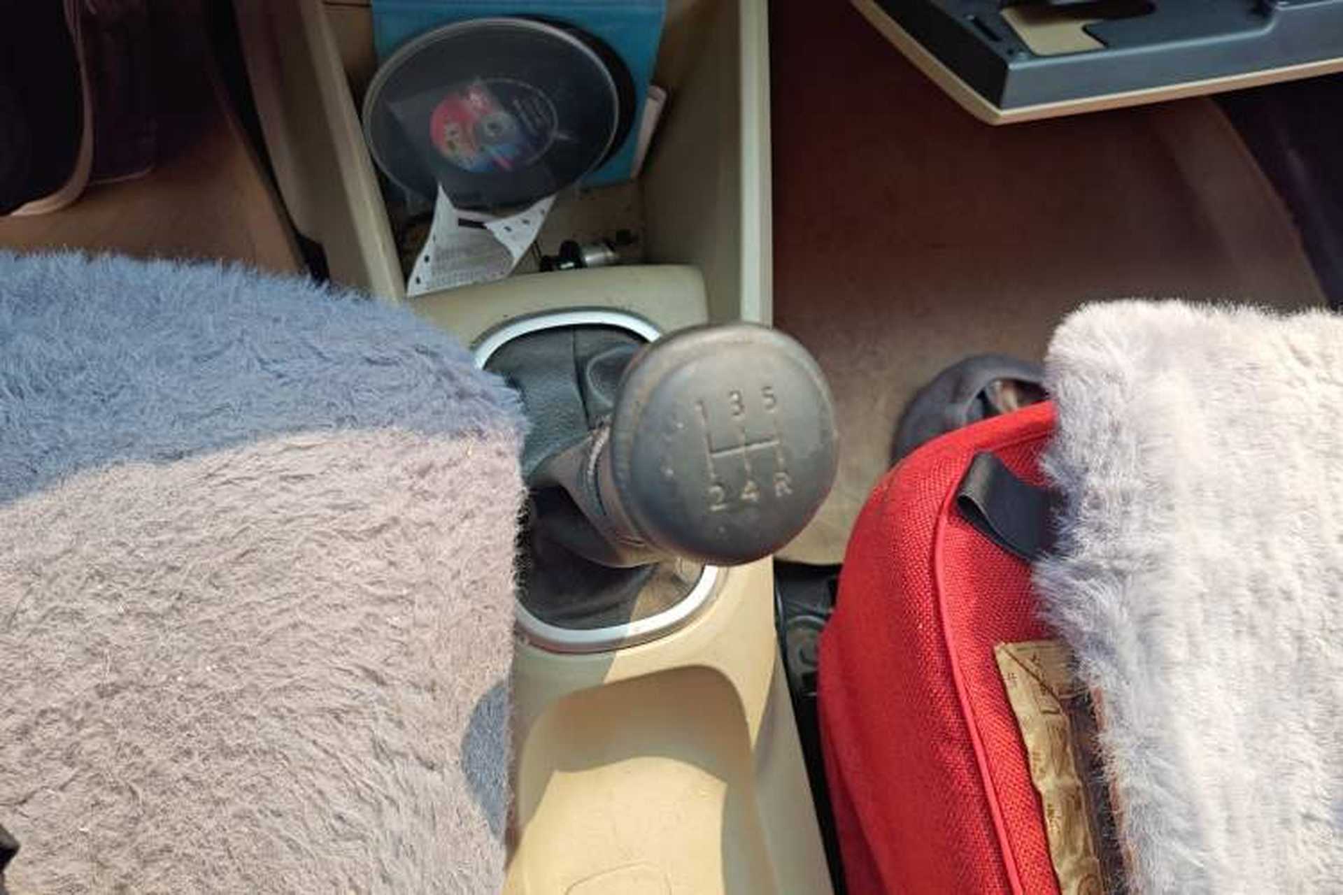 Used Venucia R50 2013 1.6L Manual Fashion Edition Gear Lever