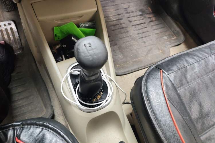 Used Venucia R50 2013 1.6L Manual Luxury Edition Gear Lever