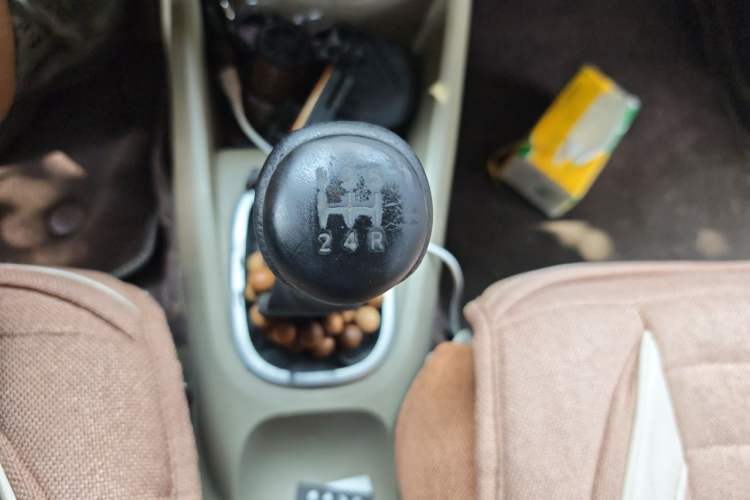 Used Venucia R50 2013 1.6L Manual Fashion Edition Gear Lever