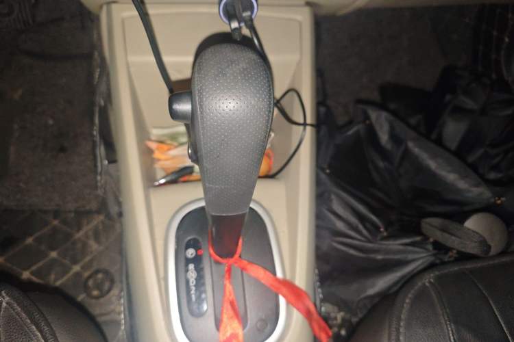 Used Venucia R50 2013 1.6L Automatic Fashion Edition Gear Lever