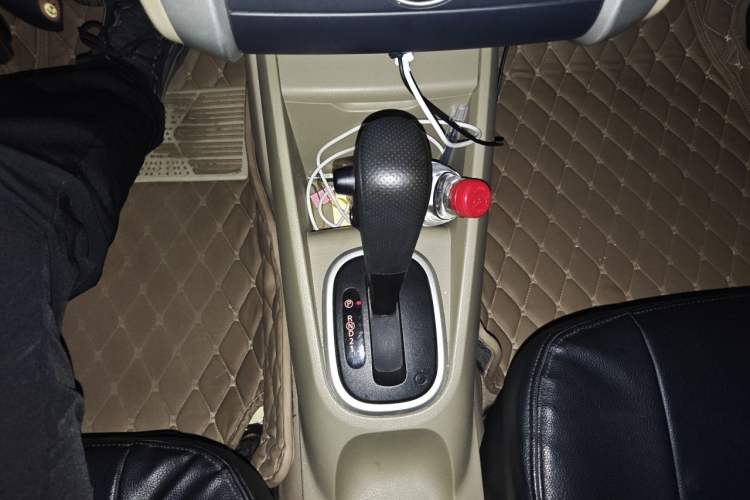 Used Venucia R50 2013 1.6L Automatic Fashion Edition Gear Lever