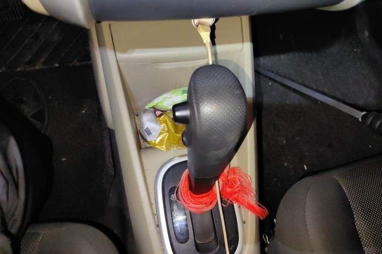 Used Venucia R50 2013 1.6L Automatic Fashion Edition Gear Lever