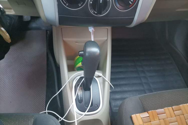 Used Venucia R50 2013 1.6L Automatic Fashion Edition Gear Lever