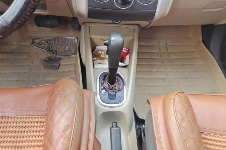 Used Venucia R50 2013 1.6L Automatic Fashion Edition Gear Lever