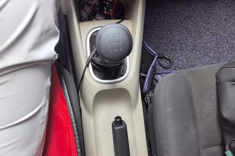 Used Venucia R50 2013 1.6L Manual Fashion Edition Gear Lever