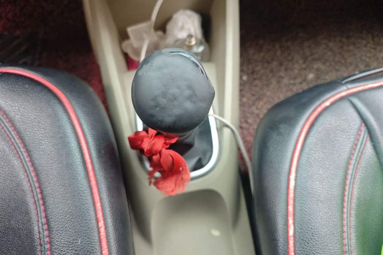 Used Venucia R50 2013 1.6L Manual Fashion Edition Gear Lever
