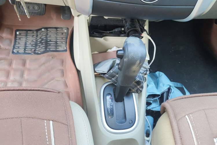 Used Venucia R50 2013 1.6L Automatic Luxury Edition Gear Lever