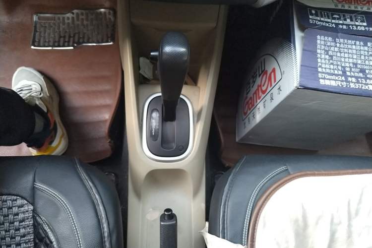 Used Venucia R50 2013 1.6L Automatic Fashion Edition Gear Lever