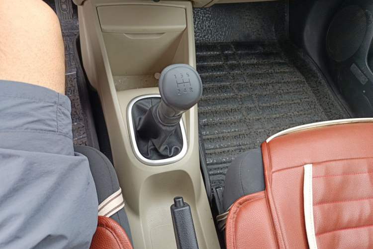 Used Venucia R50 2013 1.6L Manual Fashion Edition Gear Lever