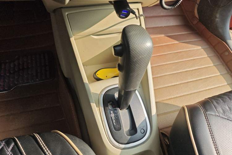 Used Venucia R50 2013 1.6L Automatic Fashion Edition Gear Lever