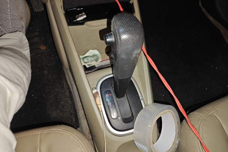 Used Venucia R50 2013 1.6L Automatic Luxury Edition Gear Lever
