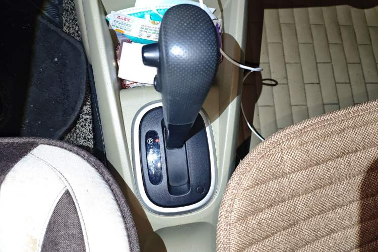 Used Venucia R50 2013 1.6L Automatic Fashion Edition Gear Lever