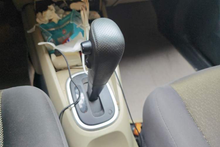 Used Venucia R50 2013 1.6L Automatic Fashion Edition Gear Lever