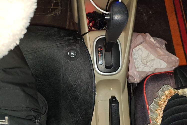 Used Venucia R50 2013 1.6L Automatic Fashion Edition Gear Lever