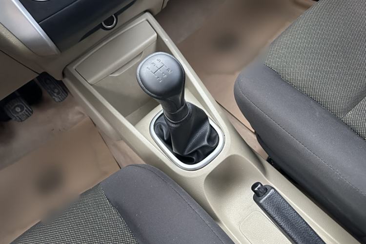 Used Venucia R50 2013 1.6L Manual Fashion Edition Gear Lever
