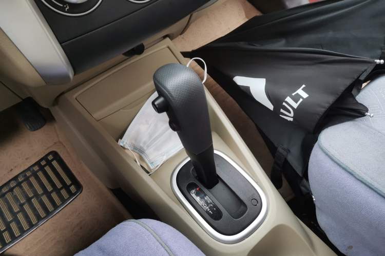Used Venucia R50 2013 1.6L Automatic Fashion Edition Gear Lever