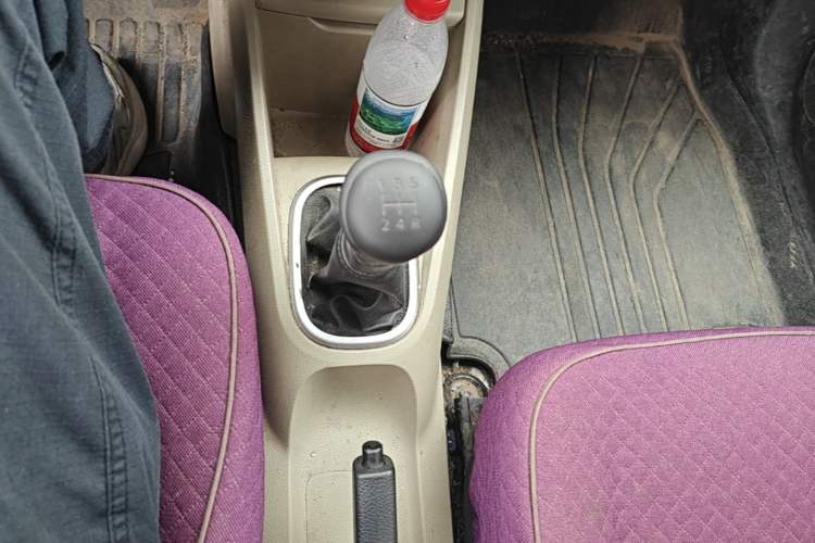 Used Venucia R50 2013 1.6L Manual Fashion Edition Gear Lever