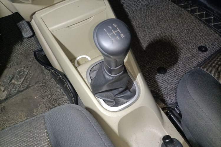 Used Venucia R50 2013 1.6L Manual Fashion Edition Gear Lever