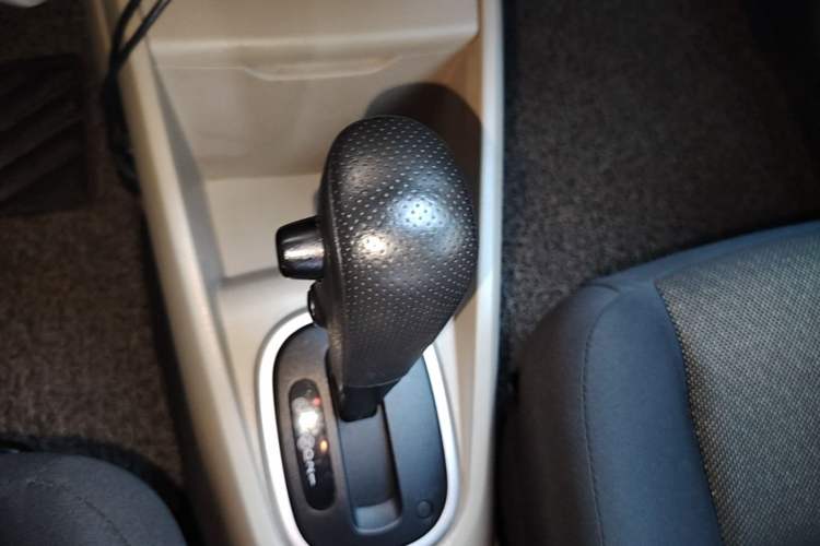 Used Venucia R50 2013 1.6L Automatic Fashion Edition Gear Lever
