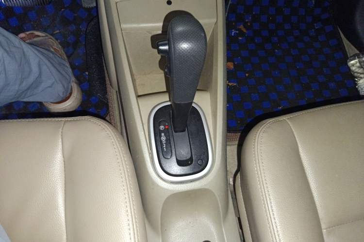 Used Venucia R50 2013 1.6L Automatic Luxury Edition Gear Lever