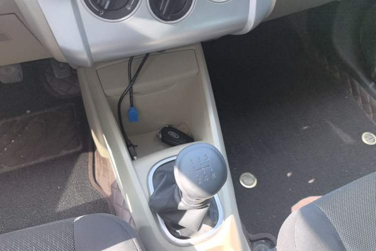 Used Venucia R50 2013 1.6L Manual Fashion Edition Gear Lever