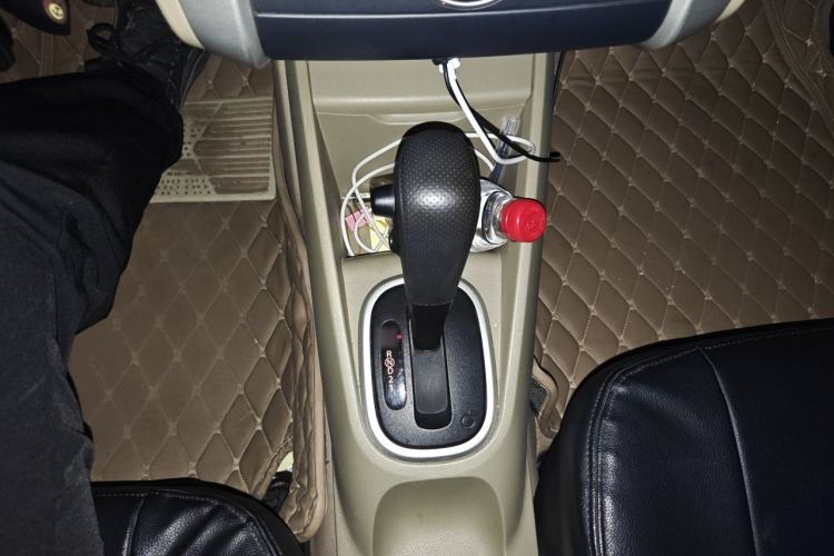 Used Venucia R50 2013 1.6L Automatic Fashion Edition Gear Lever