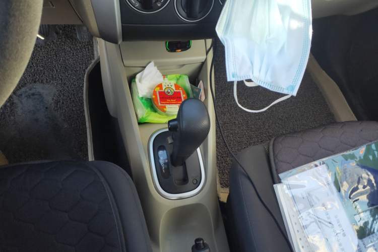 Used Venucia R50 2013 1.6L Automatic Fashion Edition Gear Lever