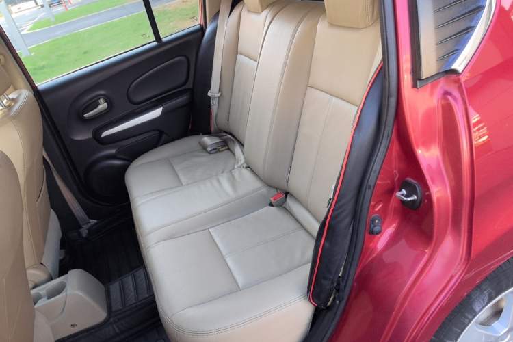 Used Venucia R50 2013 1.6L Automatic Luxury Edition Interior 1