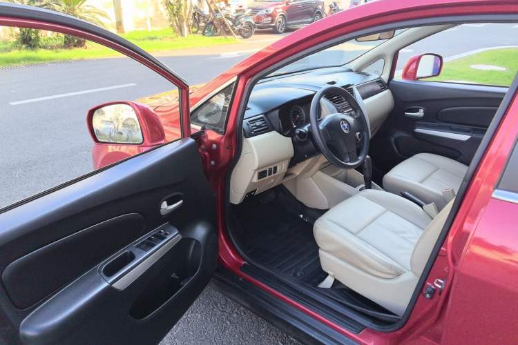 Used Venucia R50 2013 1.6L Automatic Luxury Edition Interior 2