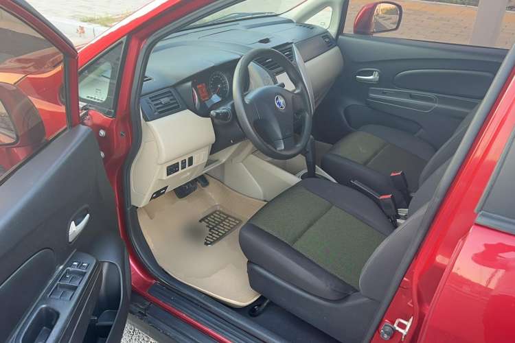 Used Venucia R50 2013 1.6L Automatic Fashion Edition Interior 2