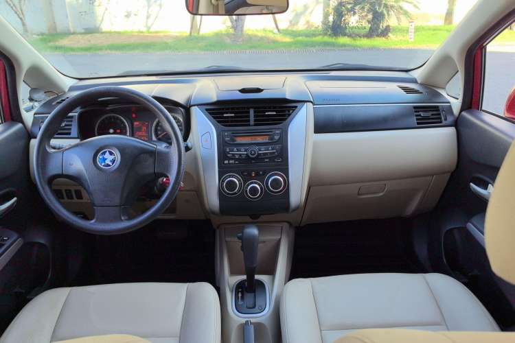 Used Venucia R50 2013 1.6L Automatic Luxury Edition Interior 3