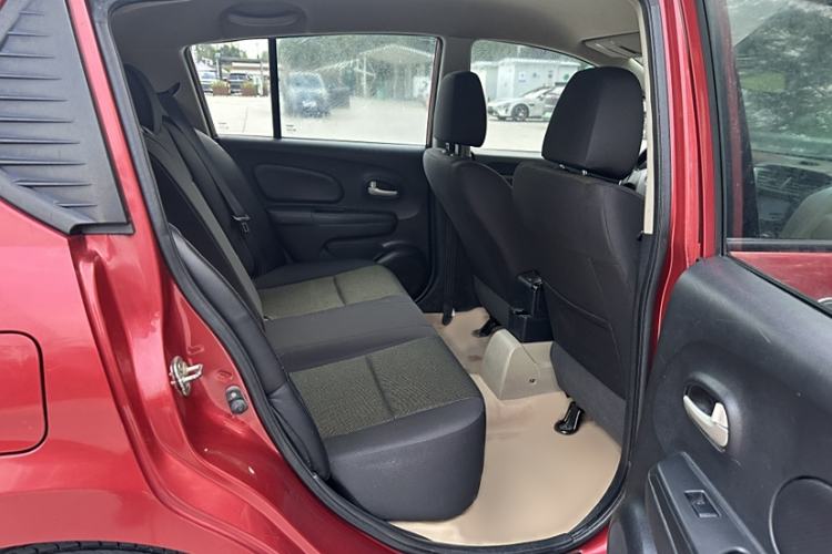 Used Venucia R50 2013 1.6L Manual Fashion Edition Interior 3