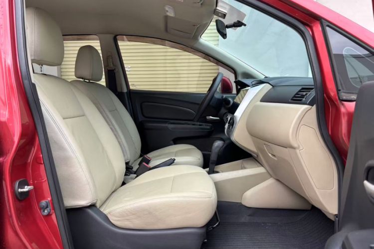 Used Venucia R50 2013 1.6L Automatic Fashion Edition Interior 3