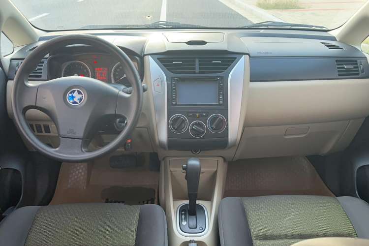 Used Venucia R50 2013 1.6L Automatic Fashion Edition Interior 3