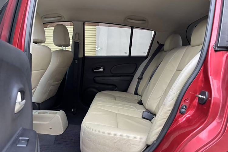 Used Venucia R50 2013 1.6L Automatic Fashion Edition Interior 4