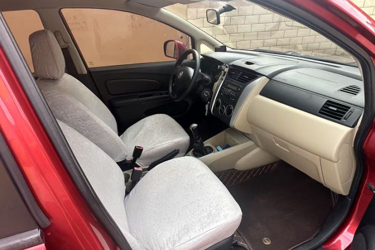 Used Venucia R50 2013 1.6L Manual Fashion Edition Interior 4
