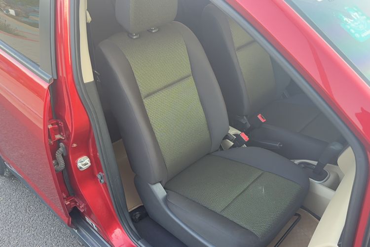 Used Venucia R50 2013 1.6L Automatic Fashion Edition Interior 4