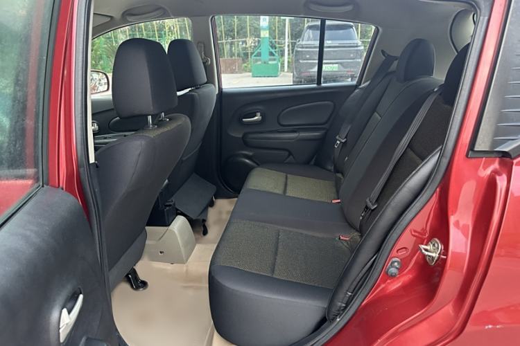 Used Venucia R50 2013 1.6L Manual Fashion Edition Interior 5
