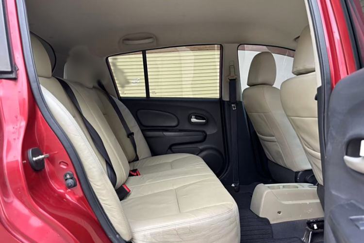 Used Venucia R50 2013 1.6L Automatic Fashion Edition Interior 5