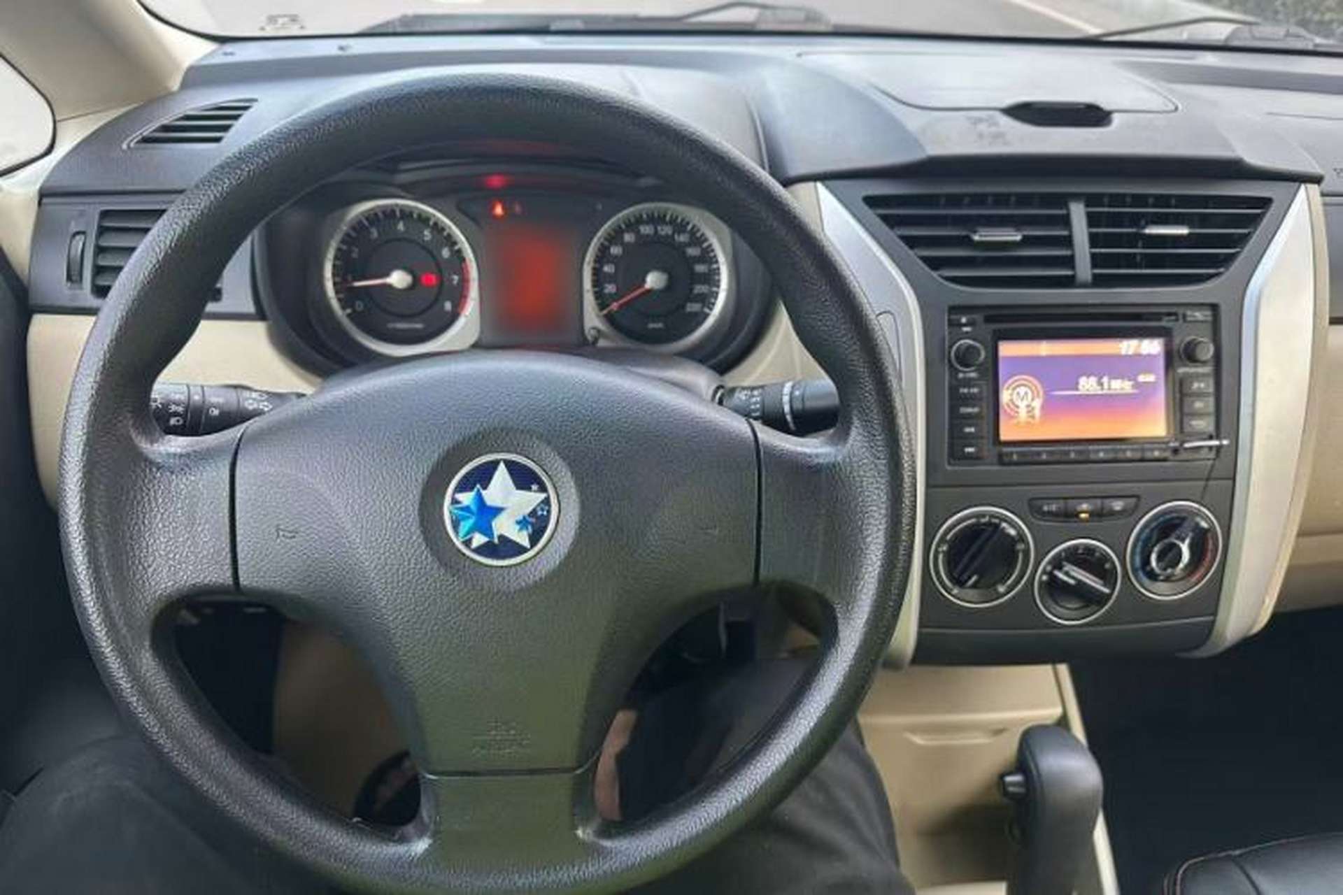 Used Venucia R50 2013 1.6L Automatic Fashion Edition Interior 5