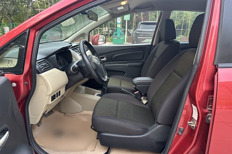 Used Venucia R50 2013 1.6L Manual Fashion Edition Interior 6