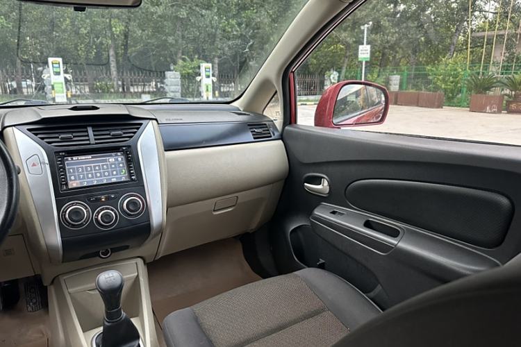Used Venucia R50 2013 1.6L Manual Fashion Edition Interior 9